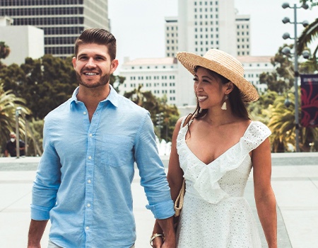 forget-ghosting Couple holding hands on a date